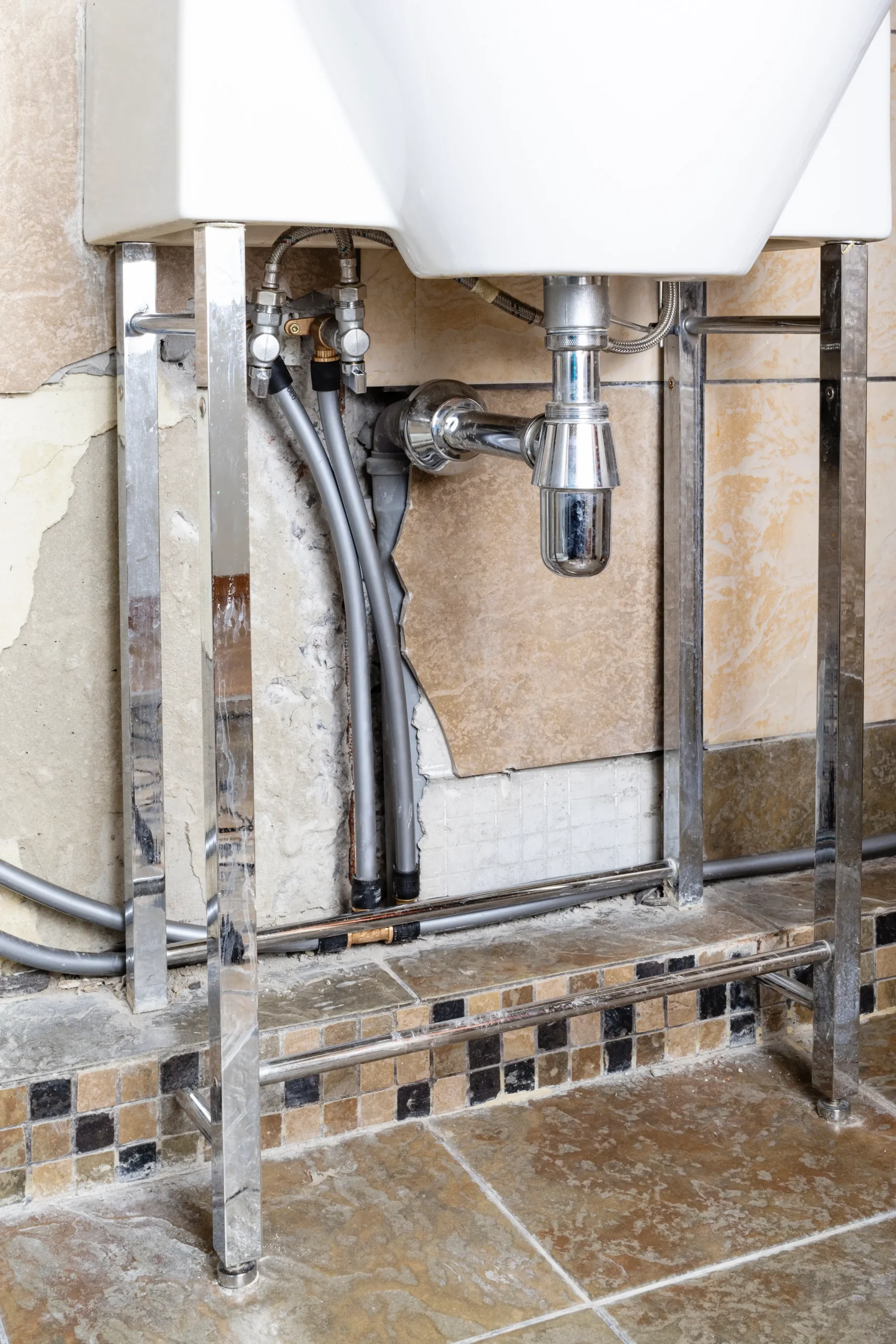 temporary-distribution-of-water-pipes-to-sink-2024-10-16-07-10-50-utc